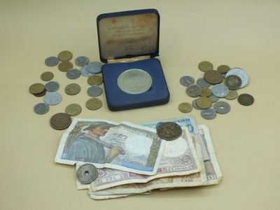 Lot composé de monnaies et billets divers et d'une médaille et d'une m - Photo 1