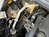 un moteur de voiture comportant de nombreux flexibles