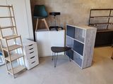 une pièce contenant un bureau, des étagères et une chaise