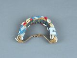 une photo d'un bracelet composé de coquillages et de perles
