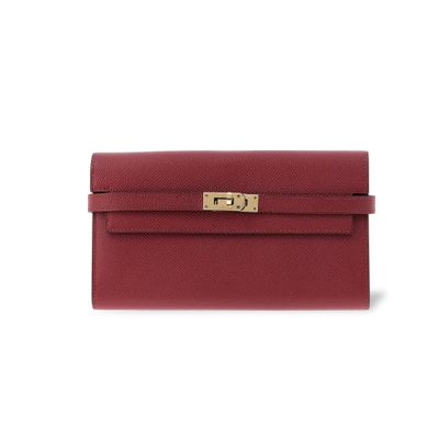 un portefeuille en cuir rouge muni d'un fermoir doré sur le devant
