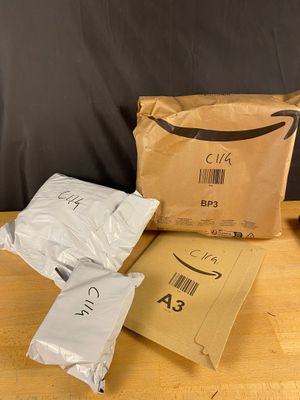 trois sacs de nourriture posés sur une table à côté d'un sac de nourriture