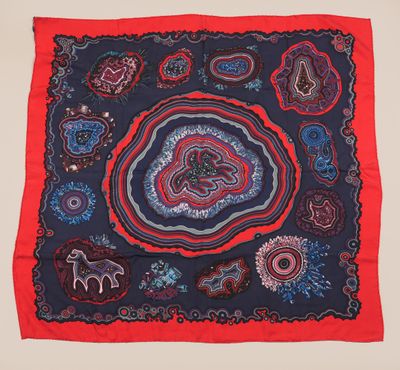 une image représentant une écharpe rouge et bleue ornée de motifs paisley