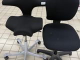 deux chaises assises l'une à côté de l'autre sur le sol