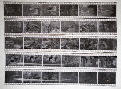plusieurs photos en noir et blanc représentant un tas de bandes de pellicule accrochées à un mur