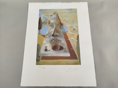 une photo d'un tableau posé sur une table sur laquelle se trouve une corbeille de fruits