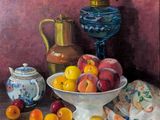 une peinture représentant une corbeille de fruits et une théière posées sur une table