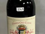 une bouteille de vin posée sur une table