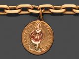 quatre pièces d'or et d'argent suspendues à une chaîne en or