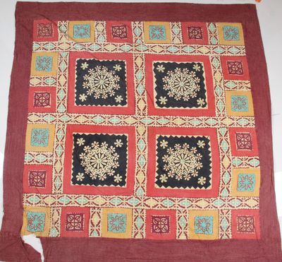 une image représentant une couette en patchwork rouge et bleue