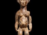 une statue de femme tenant un bébé dans ses bras