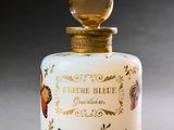 l'image d'un flacon de parfum posé sur une table