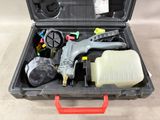 une trousse à outils dans un coffret en plastique posée sur une table