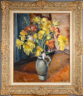 peinture représentant des fleurs dans un vase posé sur une table devant une fenêtre