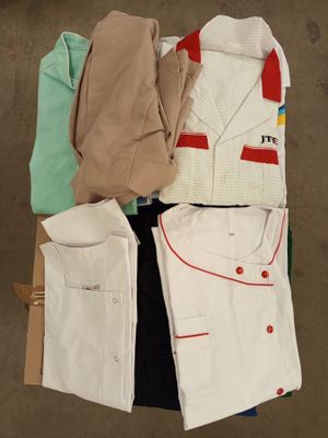 une pile de vêtements pour hommes posée sur une table