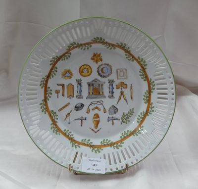 une assiette blanche avec une bordure verte et une illustration dessus