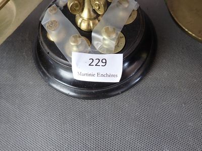 une horloge posée sur une table, avec une étiquette de prix dessus