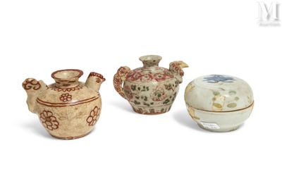trois petits vases posés les uns à côté des autres sur une surface blanche