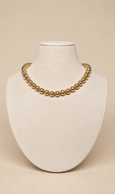 gros plan d'un collier sur un mannequin mannequin