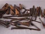 un grand nombre d'outils posés sur une table