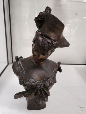 buste en bronze représentant une femme coiffée d'un chapeau