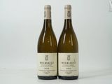 deux bouteilles de vin posées l'une à côté de l'autre sur une surface blanche