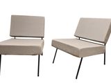 paire de fauteuils de salon avec dossiers rembourrés et pieds en métal