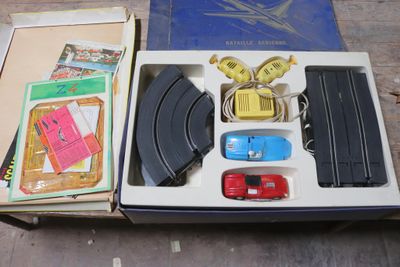 une boîte avec un tas de jouets à l'intérieur