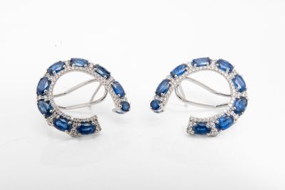 une paire de boucles d'oreilles en saphir et diamant