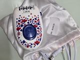 a cell phone that is sitting on top of a bag