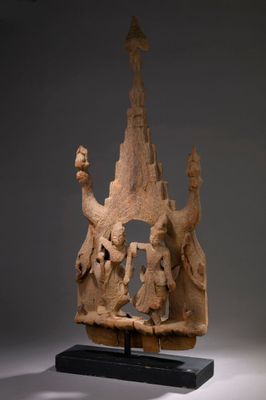une image représentant une sculpture d'un homme et d'une femme coiffés d'une couronne