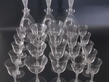 beaucoup de verres à vin vides sur la table