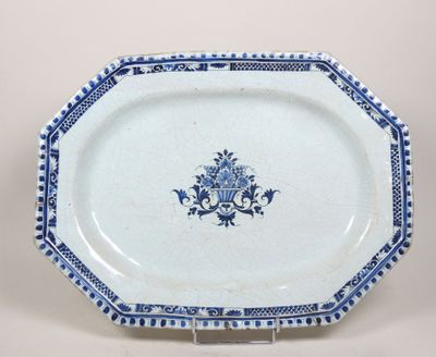 plat bleu et blanc orné d'un motif bleu et blanc