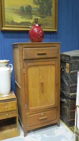 Meuble hauteur d’appui compartimenté ouvrant à une porte et 2 tir...