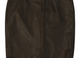 une jupe en cuir marron sur fond blanc