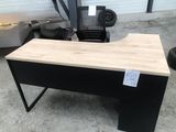 un bureau noir avec un plateau en bois et des pieds noirs