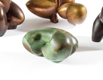 plusieurs œuvres d'art sont exposées sur une surface blanche