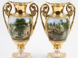 une paire de vases en or ornés d'une peinture représentant un paysage
