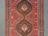 un tapis rouge et marron posé sur une moquette bleue