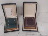 deux livres ouverts dans une boîte posée sur une table