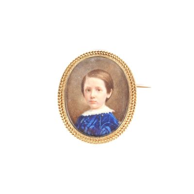 portrait d'un jeune garçon vêtu d'une robe bleue à col blanc