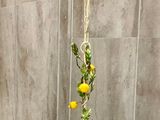 un lustre composé de fleurs et de bougies dans une salle de bains