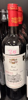 de nombreuses bouteilles de vin sur une étagère dans un magasin