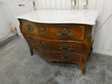une commode en marbre dans le coin d'une pièce