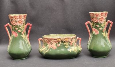 trois vases posés l'un à côté de l'autre sur une table