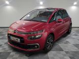 une citrole rouge garee sur un plancher en damier dans un garage