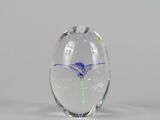 vue du dessous d'un presse-papier représentant une fleur dans un vase en verre
