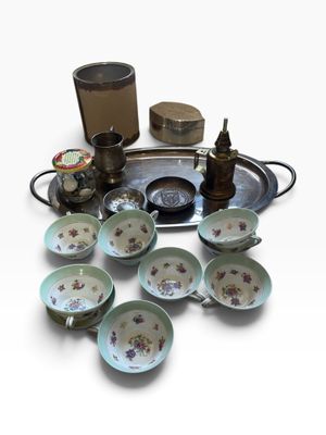 many bowls and cups that are sitting on a tray