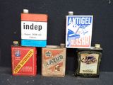 Plusieurs paquets de cigarettes sont alignés sur une surface noire