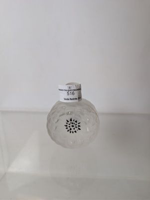 une bouteille d'eau posée sur une table en verre